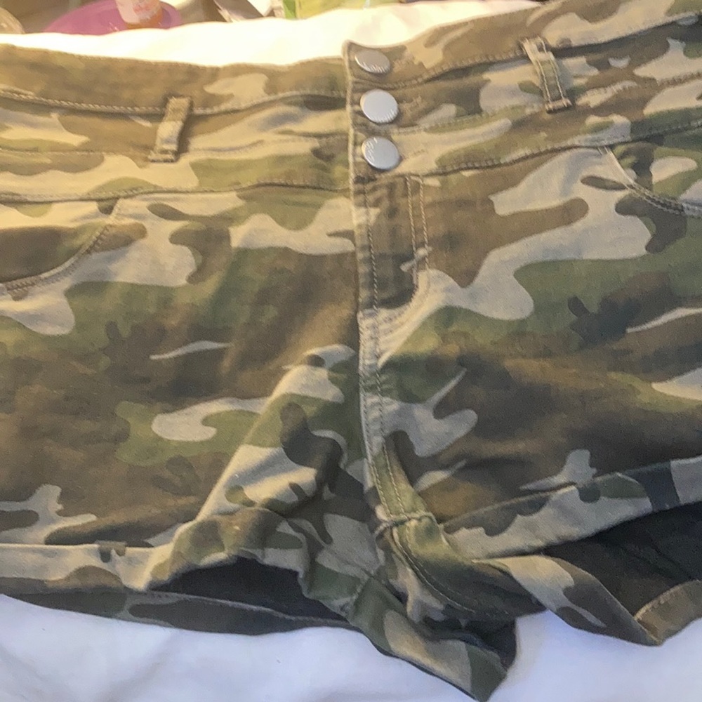 FINAL MARKDOWN No boundaries Junior camo Style shorts 17